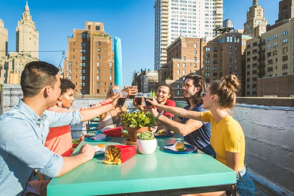 Jóvenes Felices Cenando Una Barbacoa Una Azotea Nueva York Grupo — Foto de Stock