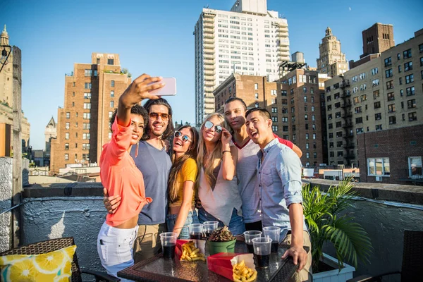 Jovens Felizes Tendo Jantar Churrasco Telhado Nova York Grupo Amigos — Fotografia de Stock