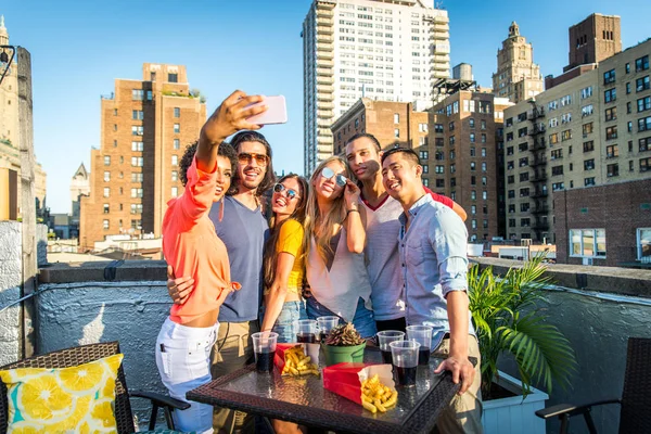 Jovens Felizes Tendo Jantar Churrasco Telhado Nova York Grupo Amigos — Fotografia de Stock