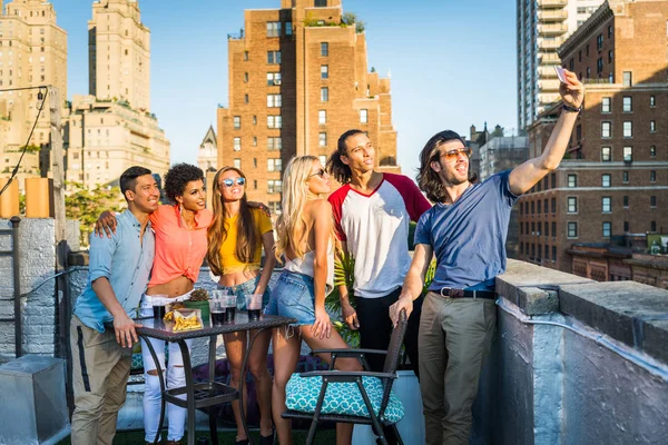 Jovens Felizes Tendo Jantar Churrasco Telhado Nova York Grupo Amigos — Fotografia de Stock