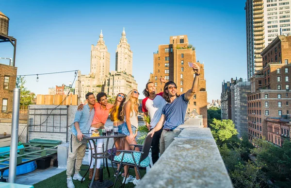 Молодий Щасливі Люди Мають Вечерю Барбекю Даху Нью Йорку Групою — стокове фото