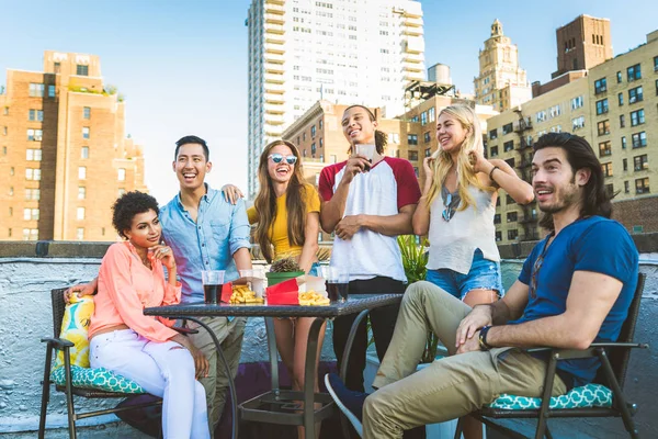 Junge Glückliche Menschen Beim Grillen Auf Einem Dach New York — Stockfoto