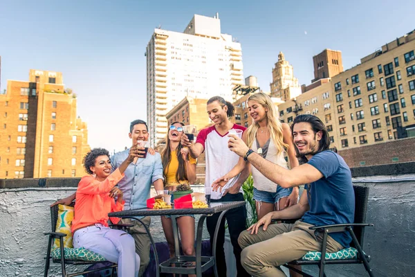 Junge Glückliche Menschen Beim Grillen Auf Einem Dach New York — Stockfoto