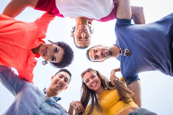 Jovens Felizes Tendo Jantar Churrasco Telhado Nova York Grupo Amigos — Fotografia de Stock