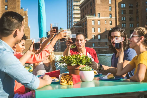 ニューヨーク パーティー楽しんで 友達のグループの屋上でバーベキュー ディナーを持つ幸せな若者 — ストック写真