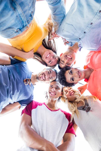 Jovens Felizes Tendo Jantar Churrasco Telhado Nova York Grupo Amigos — Fotografia de Stock