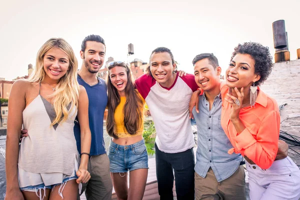 Jóvenes Felices Cenando Una Barbacoa Una Azotea Nueva York Grupo —  Fotos de Stock