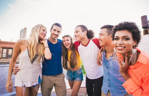 Jóvenes Felices Cenando Una Barbacoa Una Azotea Nueva York Grupo — Foto de Stock