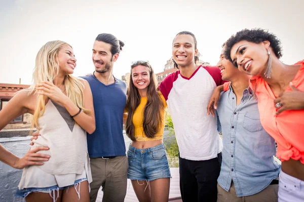 Jovens Felizes Tendo Jantar Churrasco Telhado Nova York Grupo Amigos — Fotografia de Stock