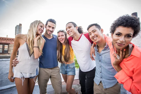 Jovens Felizes Tendo Jantar Churrasco Telhado Nova York Grupo Amigos — Fotografia de Stock