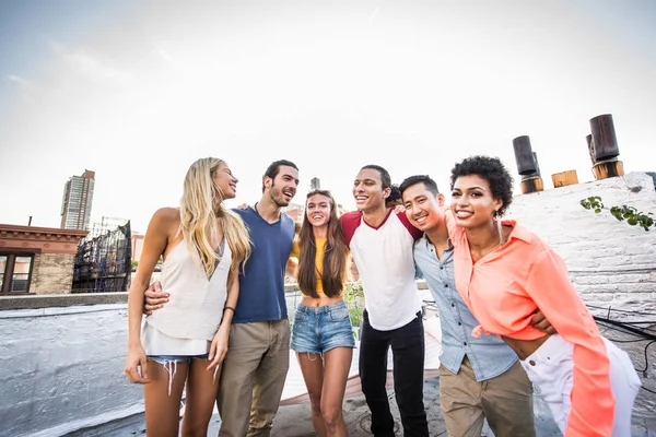 Jóvenes Felices Cenando Una Barbacoa Una Azotea Nueva York Grupo — Foto de Stock