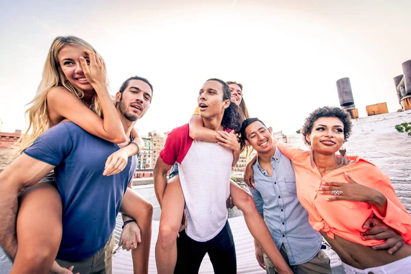 Jeunes Gens Heureux Avoir Dîner Barbecue Sur Toit New York — Photo