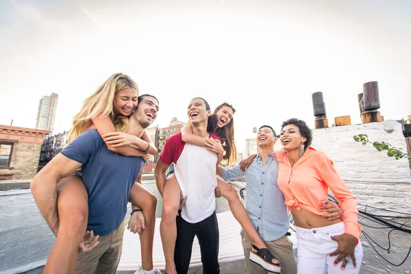 Jovens Felizes Tendo Jantar Churrasco Telhado Nova York Grupo Amigos — Fotografia de Stock