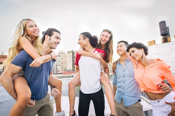 Jovens Felizes Tendo Jantar Churrasco Telhado Nova York Grupo Amigos — Fotografia de Stock