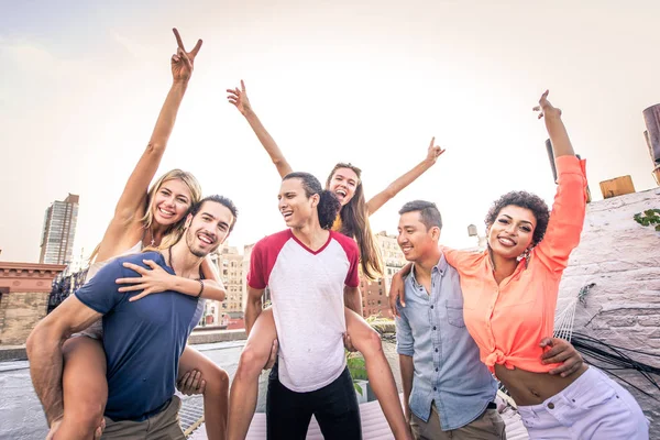 Jovens Felizes Tendo Jantar Churrasco Telhado Nova York Grupo Amigos — Fotografia de Stock