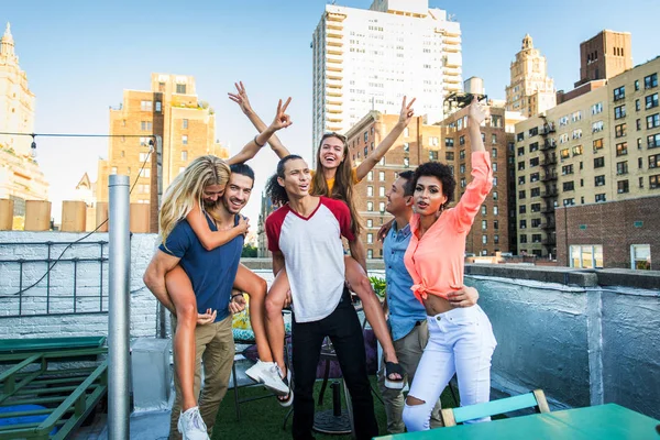 Junge Glückliche Menschen Beim Grillen Auf Einem Dach New York — Stockfoto