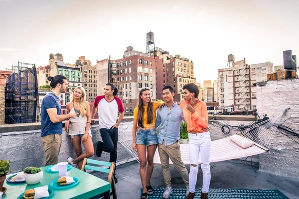 Gelukkig Jongeren Met Een Barbecue Diner Een Dak New York — Stockfoto