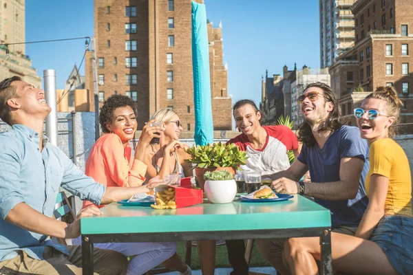 Jóvenes Felices Cenando Una Barbacoa Una Azotea Nueva York Grupo — Foto de Stock