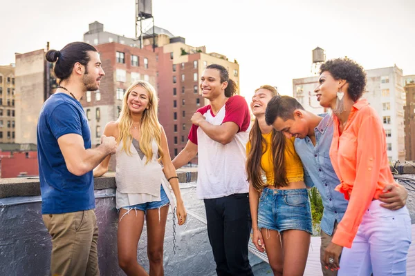 Young Happy People Having Barbecue Dinner Rooftop New York Group — Stock Photo, Image