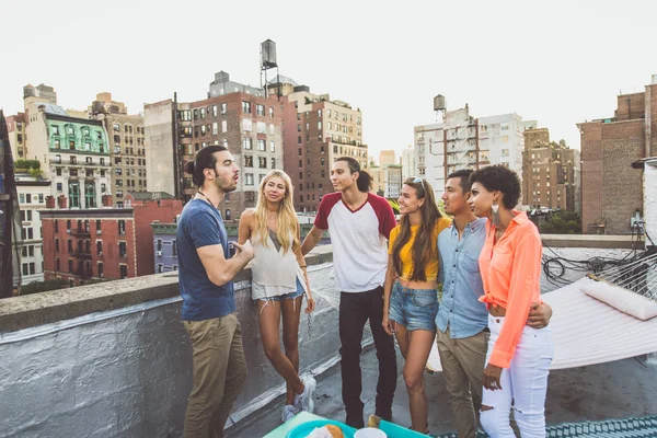 Gelukkig Jongeren Met Een Barbecue Diner Een Dak New York — Stockfoto