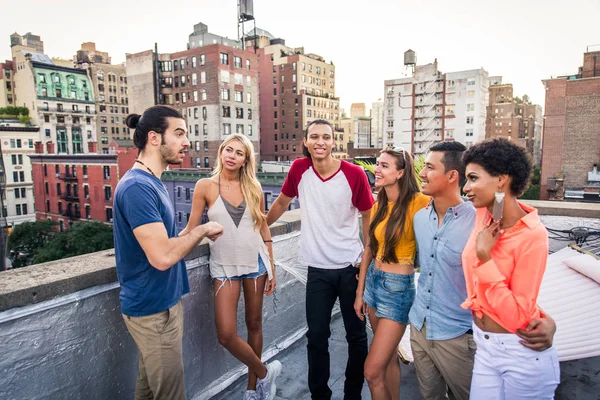 Jovens Felizes Tendo Jantar Churrasco Telhado Nova York Grupo Amigos — Fotografia de Stock