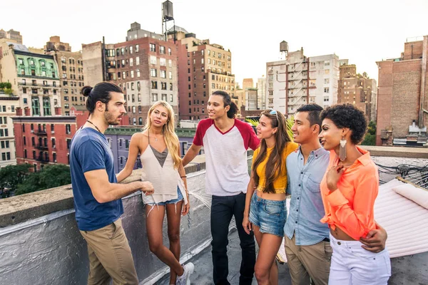 Giovani Felici Che Fanno Una Cena Barbecue Tetto New York — Foto Stock