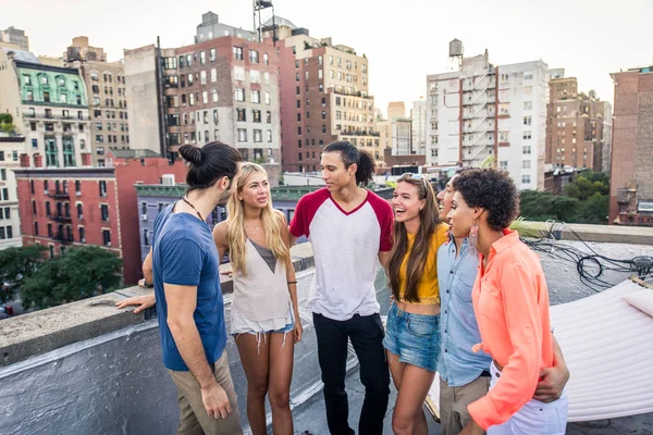 Giovani Felici Che Fanno Una Cena Barbecue Tetto New York — Foto Stock