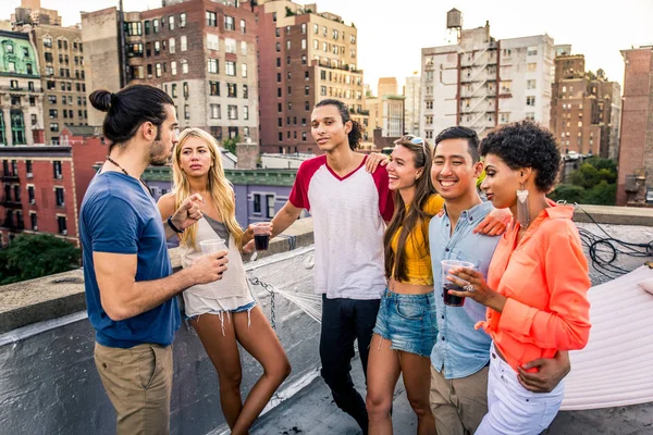 Mladí Šťastní Lidé Grilováním Střeše New Yorku Skupina Přátel Párty — Stock fotografie