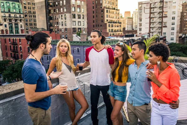 Jovens Felizes Tendo Jantar Churrasco Telhado Nova York Grupo Amigos — Fotografia de Stock