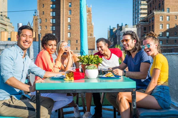 Jovens Felizes Tendo Jantar Churrasco Telhado Nova York Grupo Amigos — Fotografia de Stock