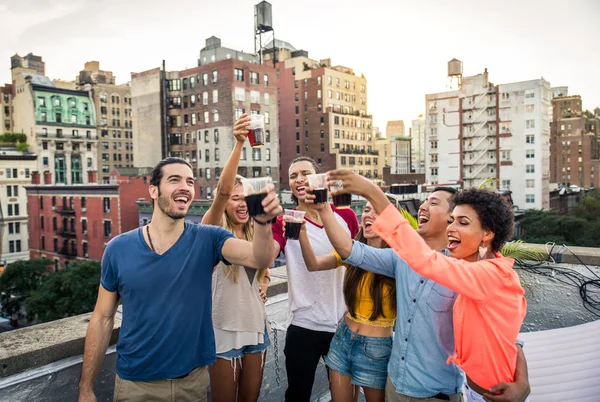 Boldog Fiatalok Akiknek Egy Barbecue Vacsora Tetőn New York Baráti — Stock Fotó