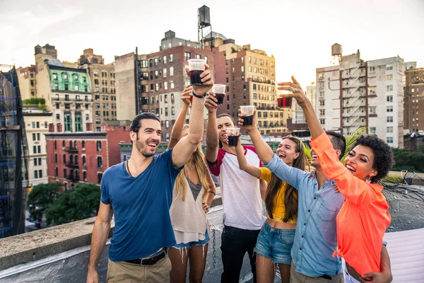 Young Happy People Having Barbecue Dinner Rooftop New York Group — Stock Photo, Image