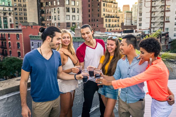 Jovens Felizes Tendo Jantar Churrasco Telhado Nova York Grupo Amigos — Fotografia de Stock