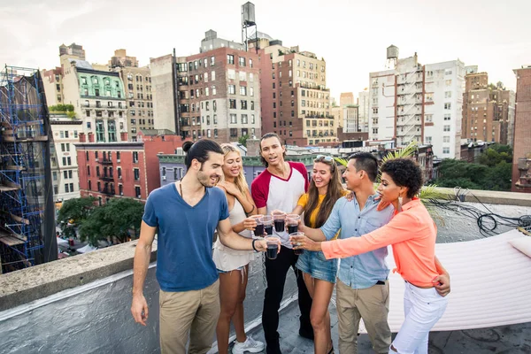 Glada Ungdomar Att Grillmiddag Ett Hustak New York Grupp Vänner — Stockfoto