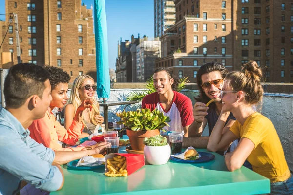 Jeunes Gens Heureux Avoir Dîner Barbecue Sur Toit New York — Photo