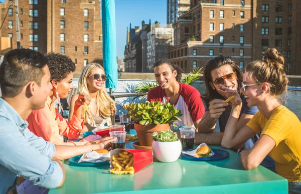 ニューヨーク パーティー楽しんで 友達のグループの屋上でバーベキュー ディナーを持つ幸せな若者 — ストック写真