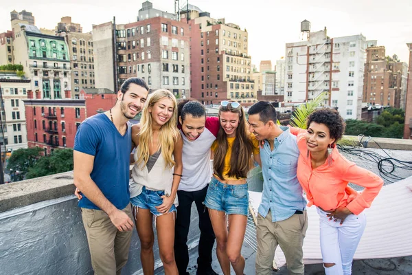 Mladí Šťastní Lidé Grilováním Střeše New Yorku Skupina Přátel Párty — Stock fotografie