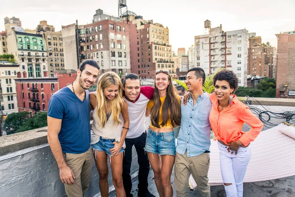 Jeunes Gens Heureux Avoir Dîner Barbecue Sur Toit New York — Photo