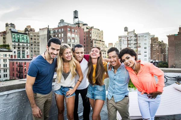 Jeunes Gens Heureux Avoir Dîner Barbecue Sur Toit New York — Photo