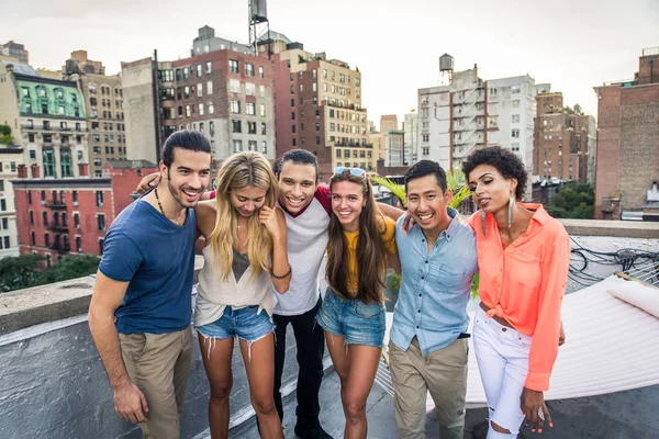 Jovens Felizes Tendo Jantar Churrasco Telhado Nova York Grupo Amigos — Fotografia de Stock