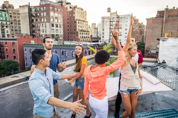 Giovani Felici Che Fanno Una Cena Barbecue Tetto New York — Foto Stock