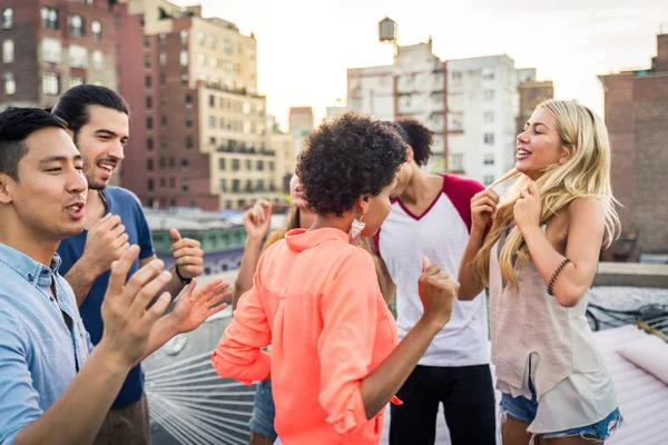 Jovens Felizes Tendo Jantar Churrasco Telhado Nova York Grupo Amigos — Fotografia de Stock