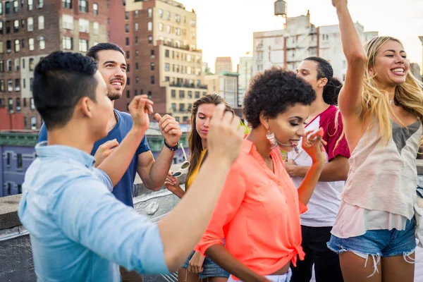 Giovani Felici Che Fanno Una Cena Barbecue Tetto New York — Foto Stock