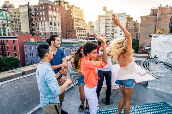 Young Happy People Having Barbecue Dinner Rooftop New York Group — Stock Photo, Image