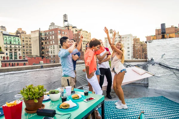 Jóvenes Felices Cenando Una Barbacoa Una Azotea Nueva York Grupo —  Fotos de Stock