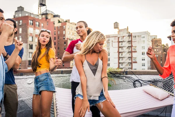 Gelukkig Jongeren Met Een Barbecue Diner Een Dak New York — Stockfoto