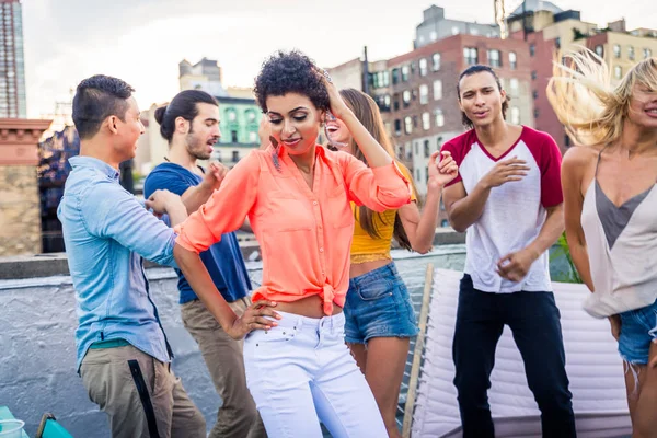 Giovani Felici Che Fanno Una Cena Barbecue Tetto New York — Foto Stock