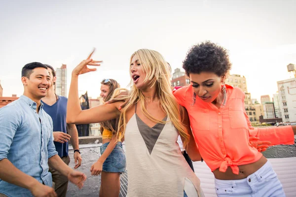 Junge Glückliche Menschen Beim Grillen Auf Einem Dach New York — Stockfoto