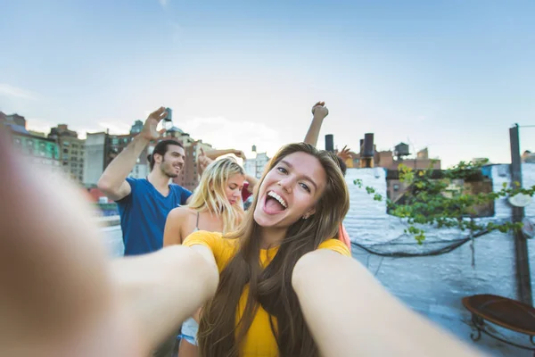 Young Happy People Having Barbecue Dinner Rooftop New York Group — Stock Photo, Image