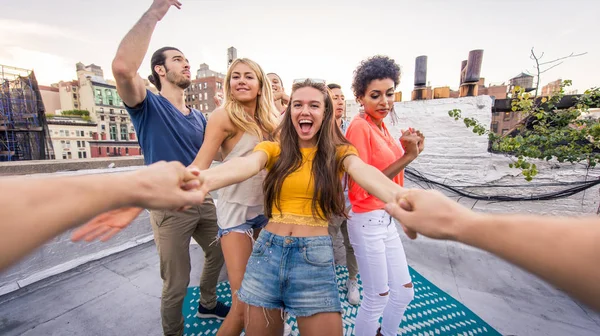 Jovens Felizes Tendo Jantar Churrasco Telhado Nova York Grupo Amigos — Fotografia de Stock